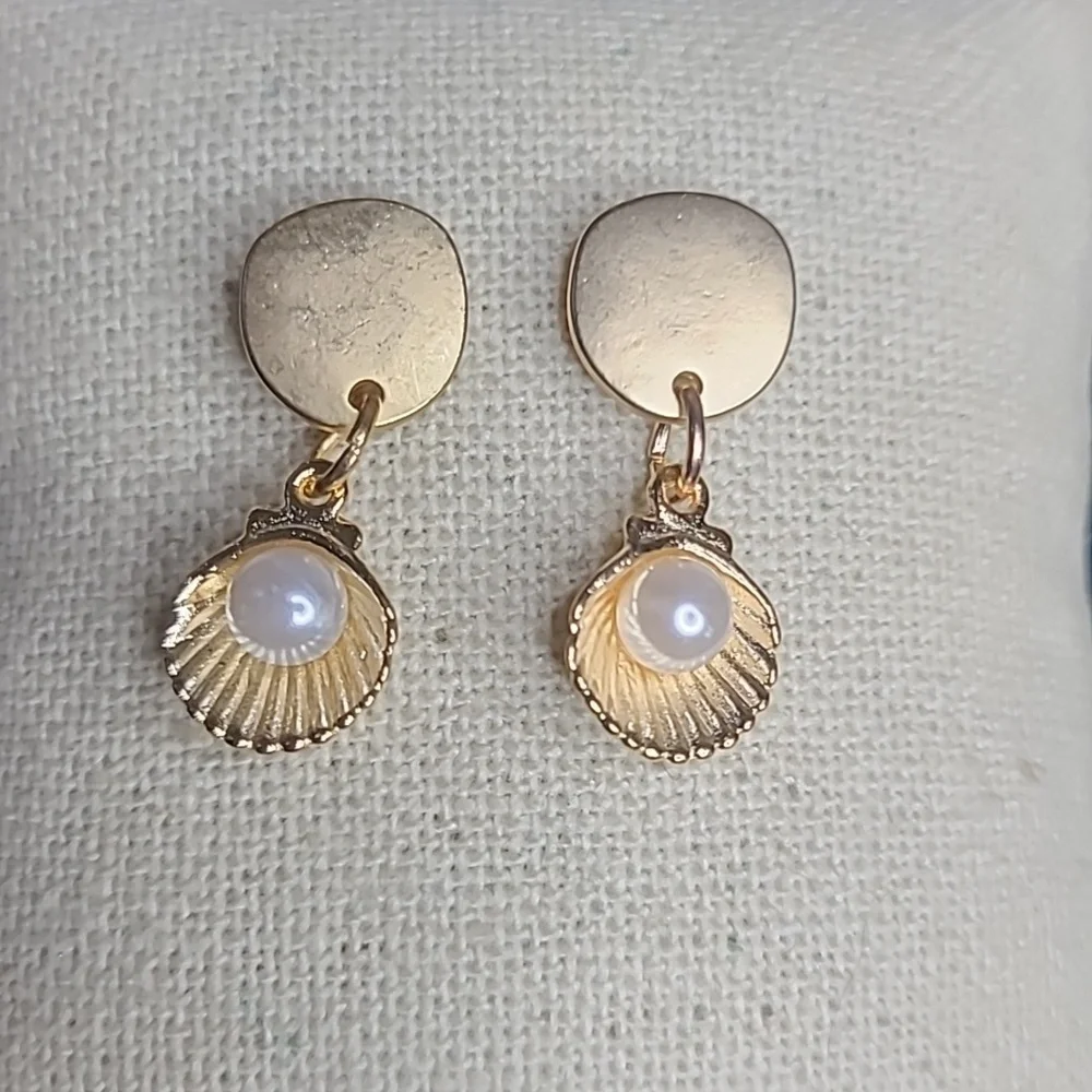 Earrings Shell Pearl Gold Tone Lightweight Studs Mermaidcore Jewelry Gift Pretty - Picture 3 of 5